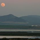 La luna sobre la laguna