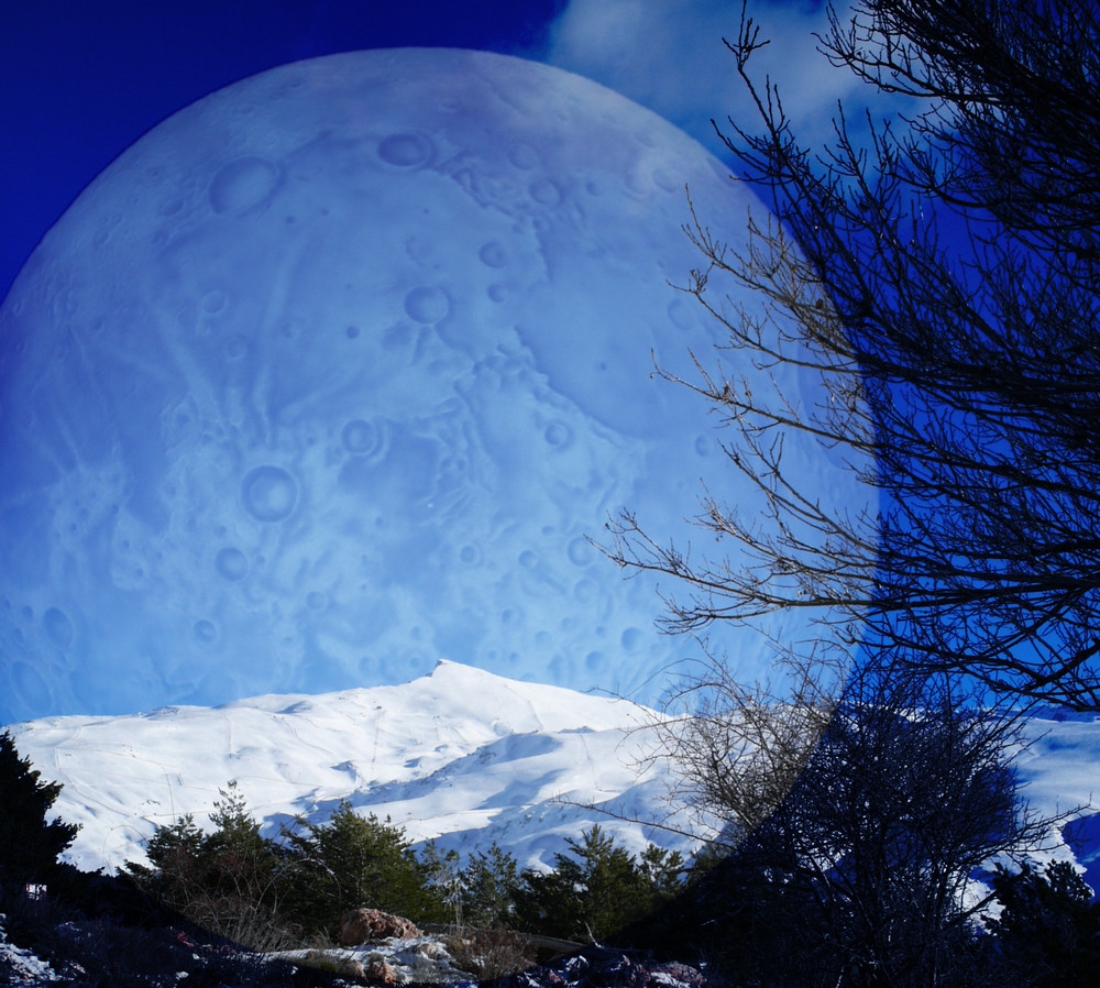 La Luna sobre  Sierra Nevada