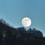 La Luna sopra il borgo