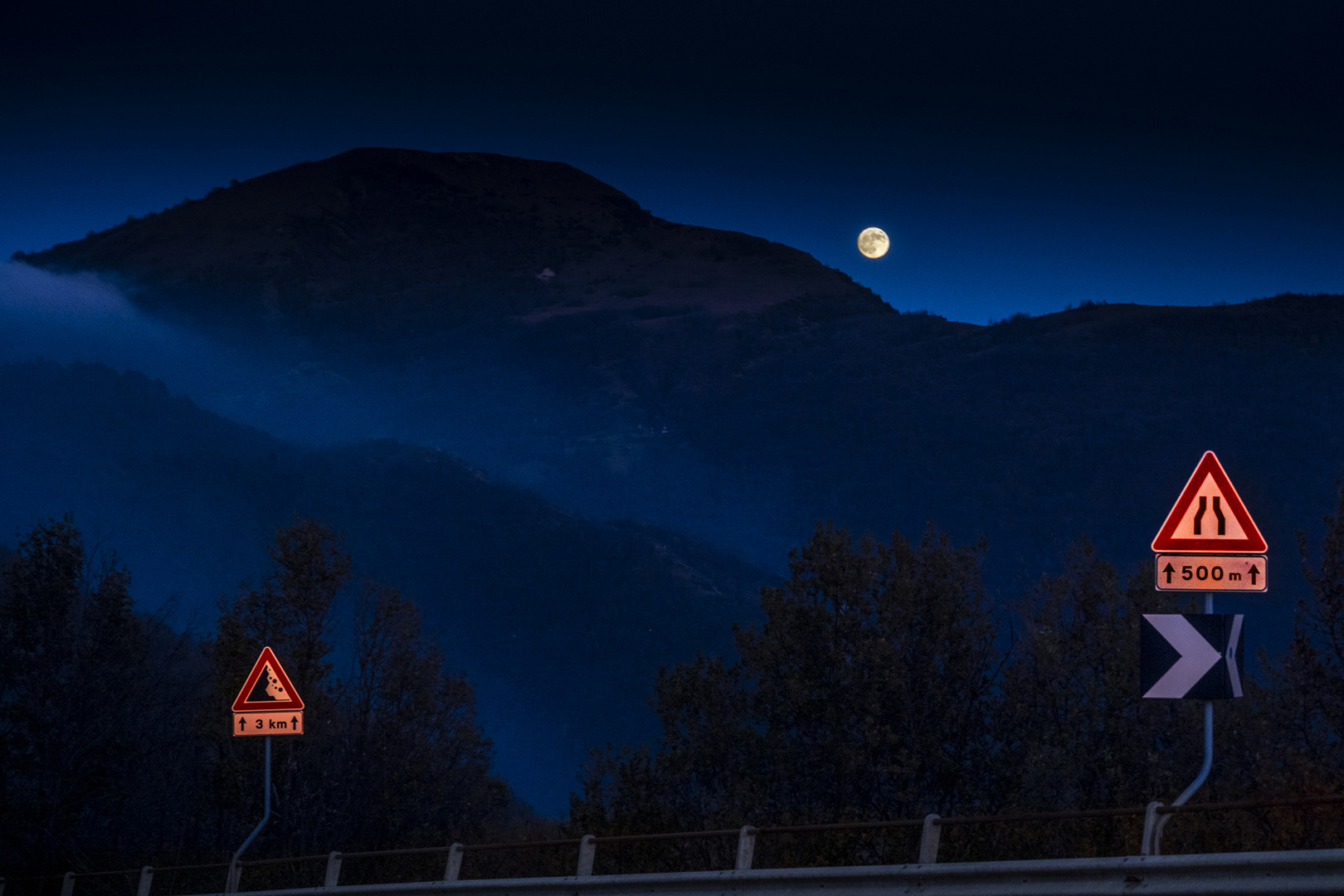 La luna sorge al tramonto del sole