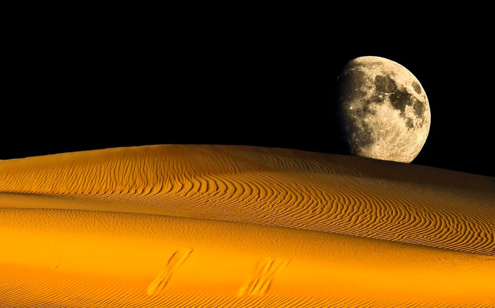 La luna sul deserto