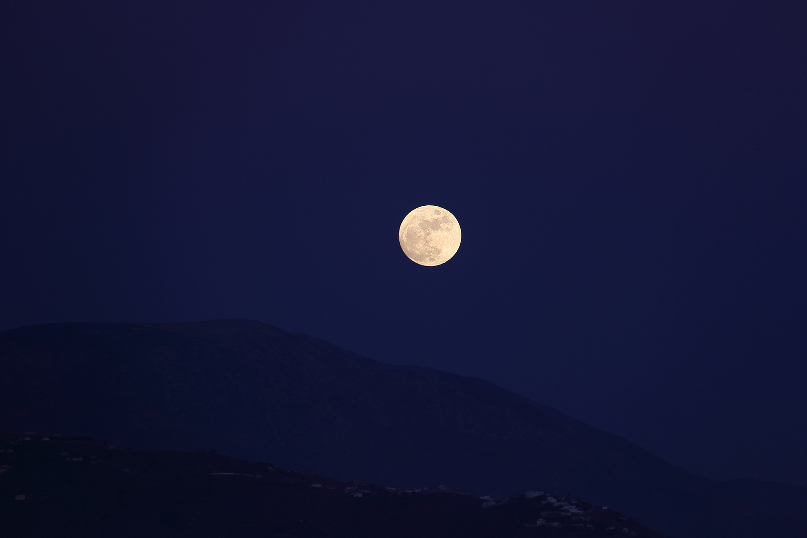 La luna vino a la fragua...