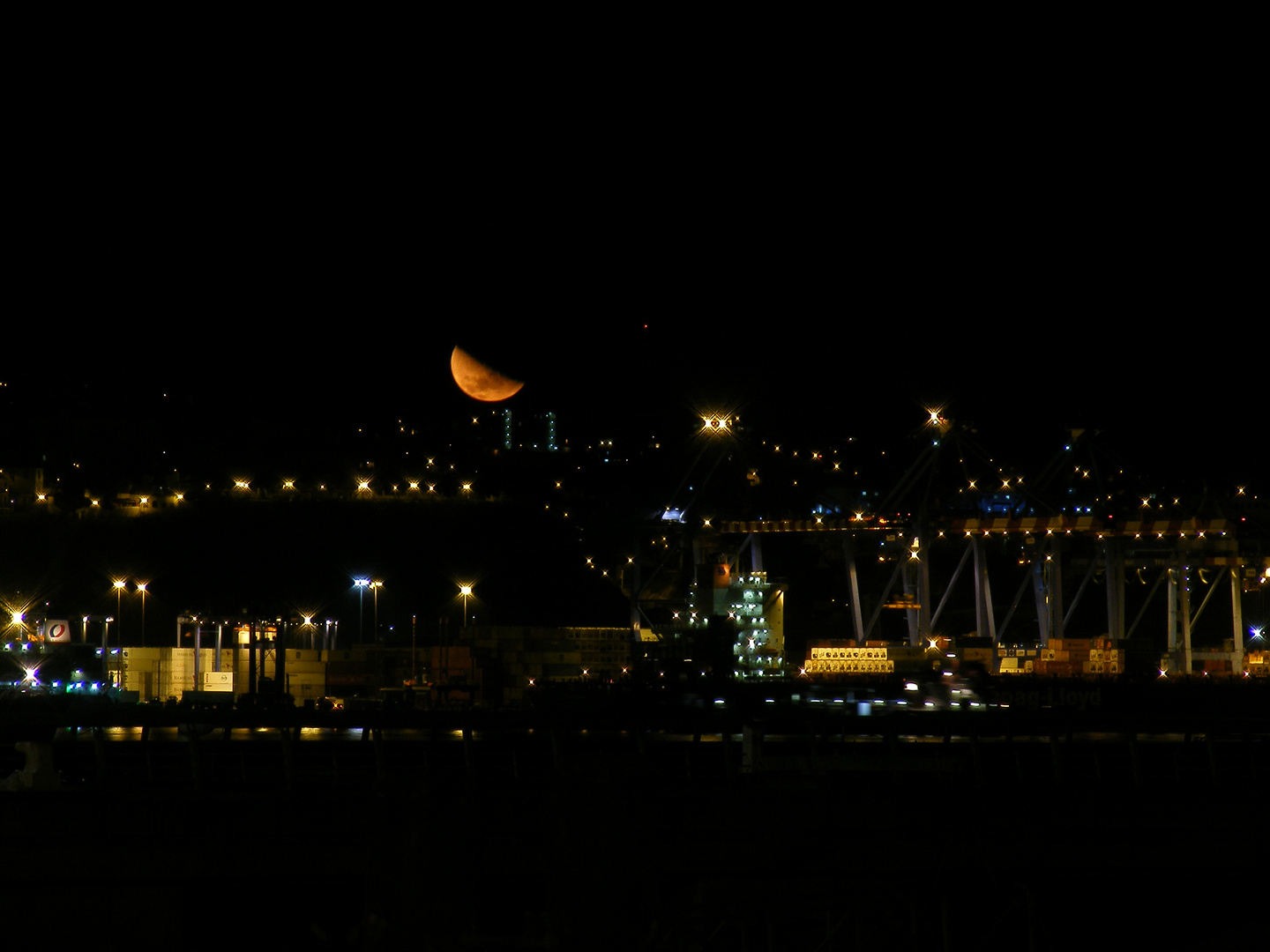 La Luna y el Puerto - Valparaiso, Chile