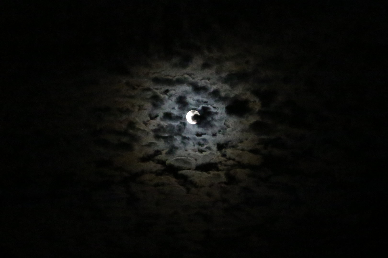 La Lune a la tête dans les nuages.