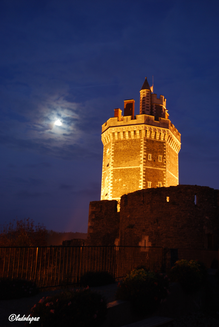 La lune a rendez-vous avec la tour