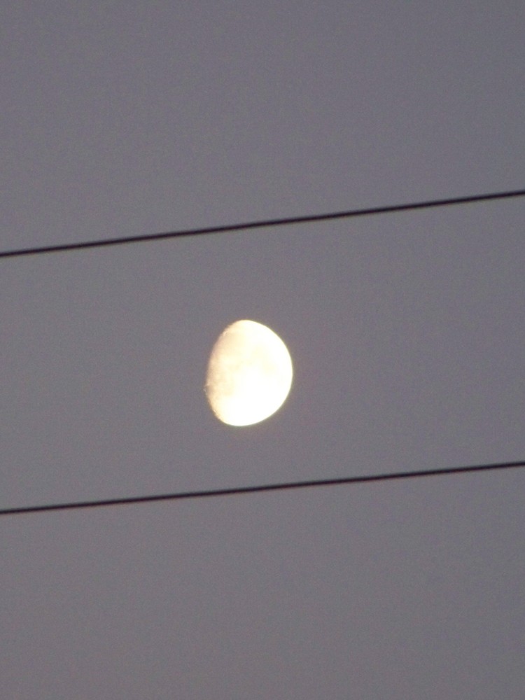 la lune ne tient qu'entre deux fils