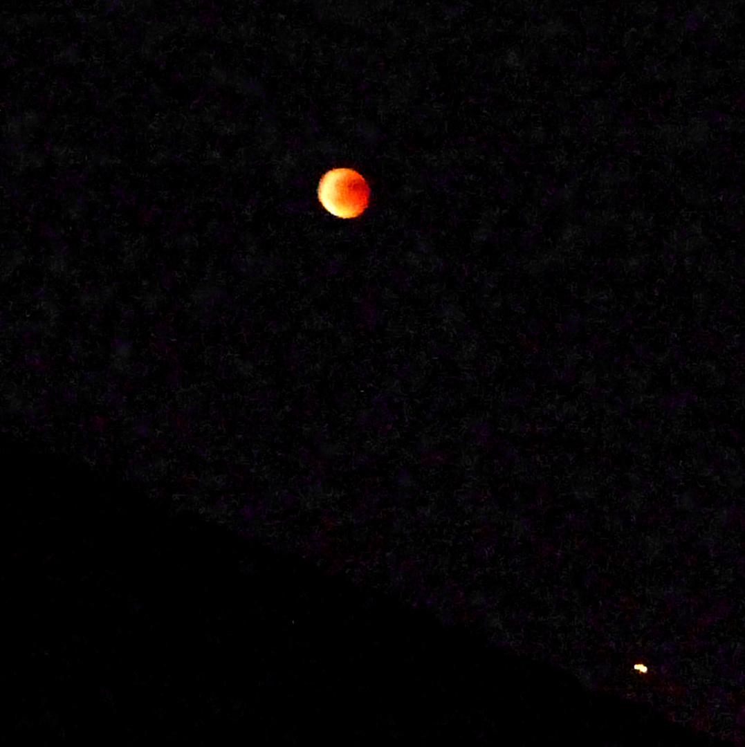 La Lune Rouge Et Letoile Photo Et Image Visions