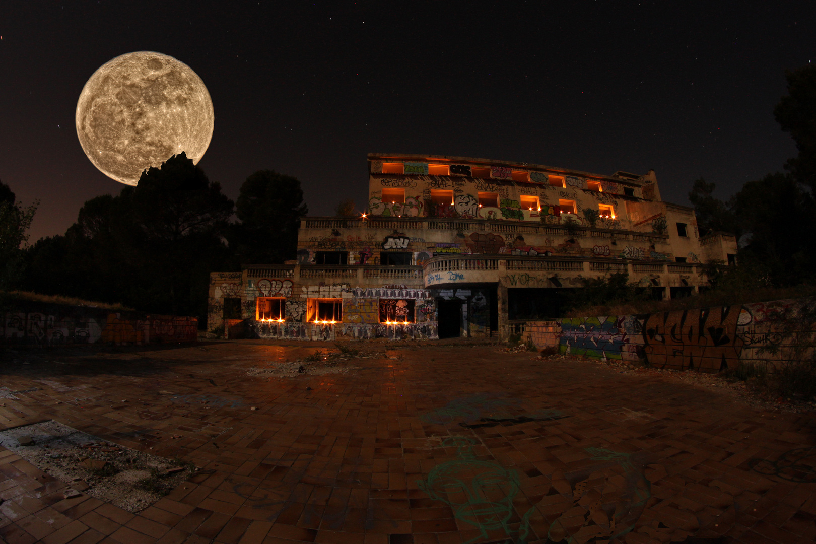 la lune si belle dans le chaos