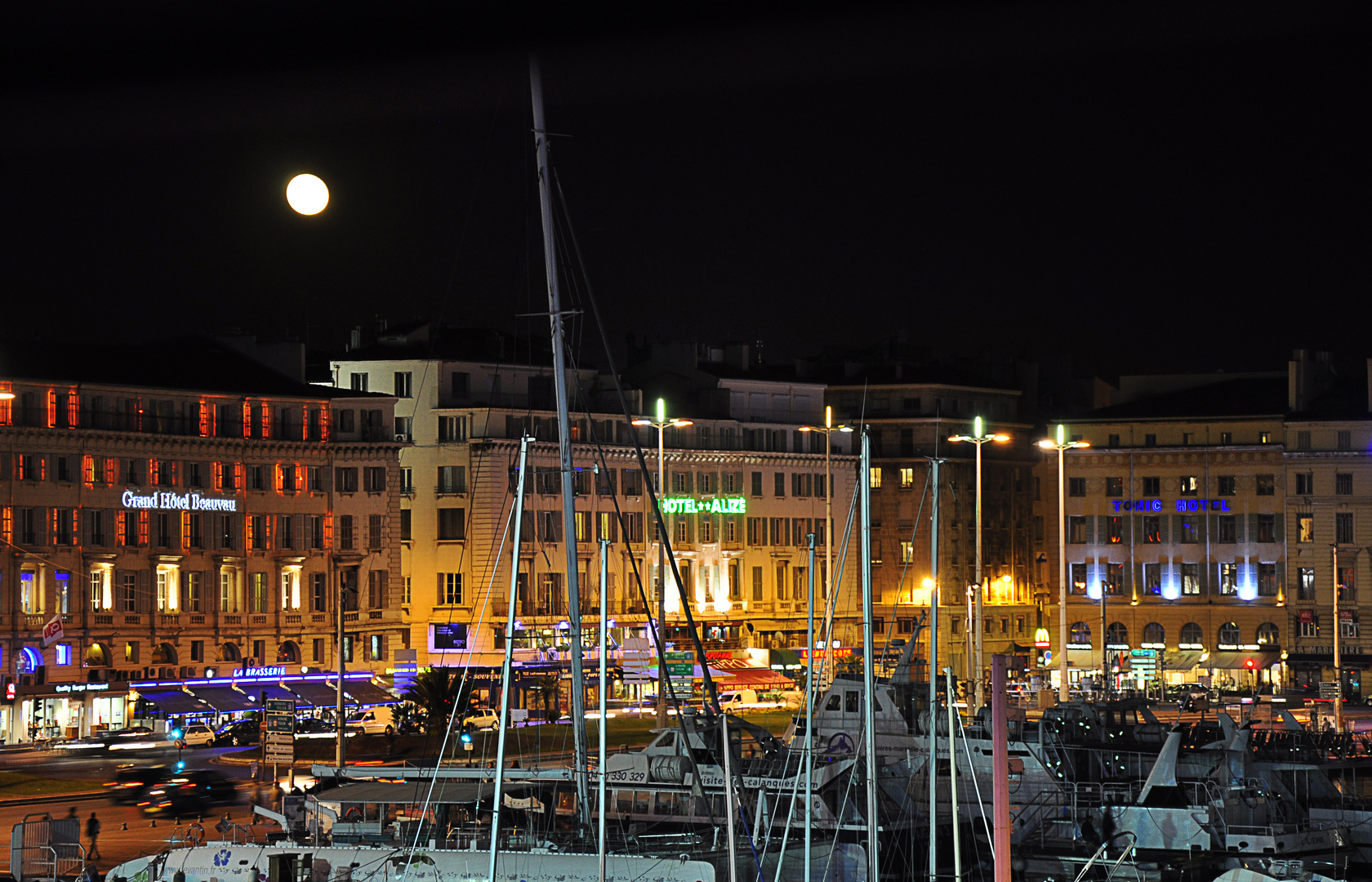 La lune sur le vieux port