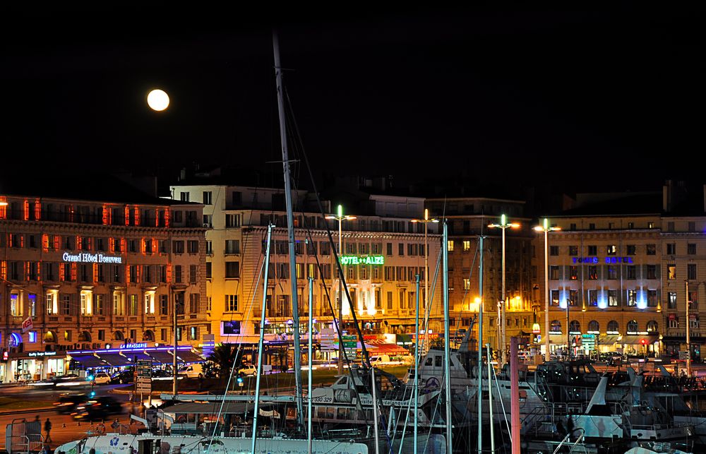 La lune sur le vieux port