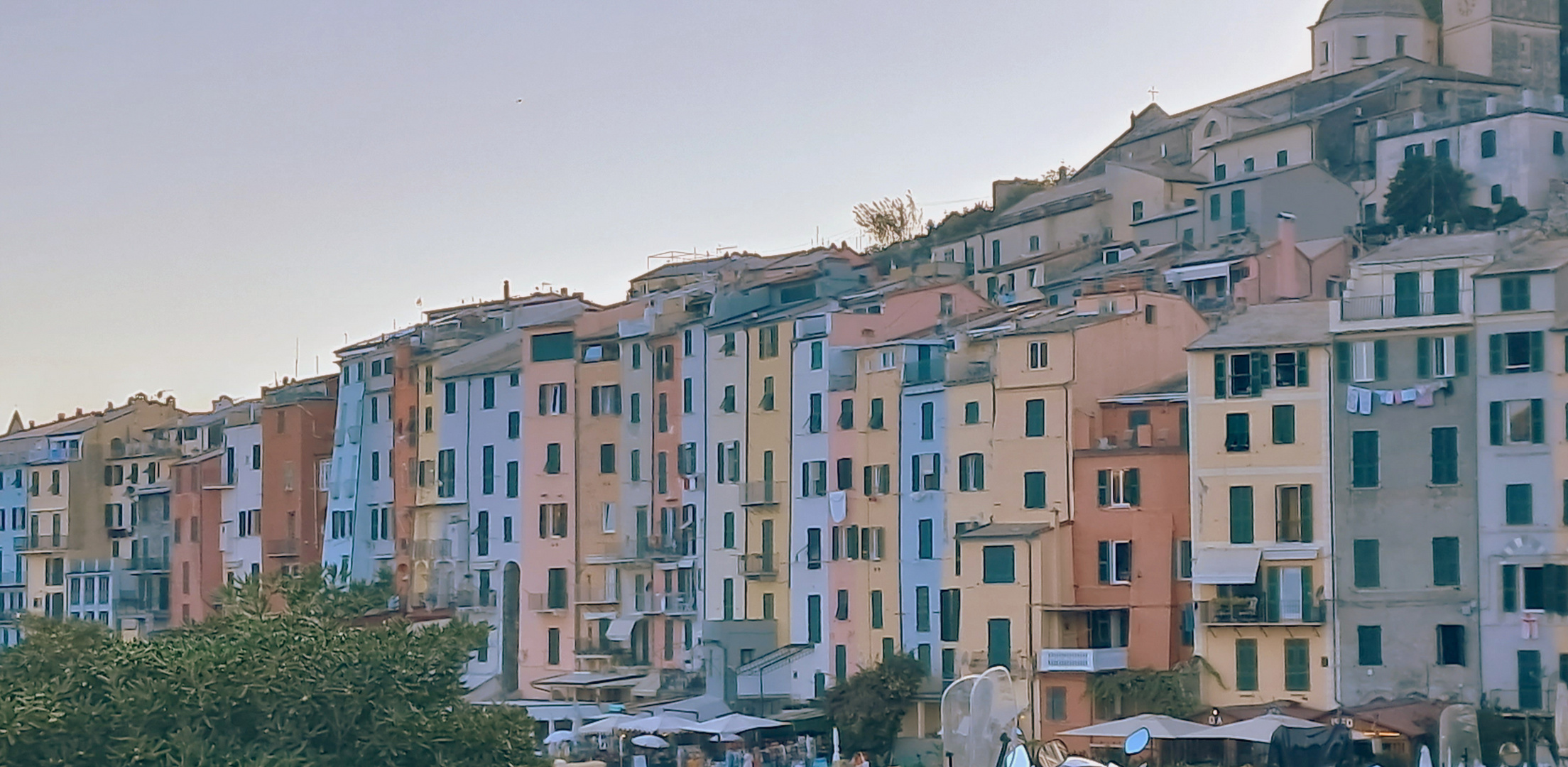 La lunga teoria della case di Porto Venere...qui si evidenziano le facciate color pastello...