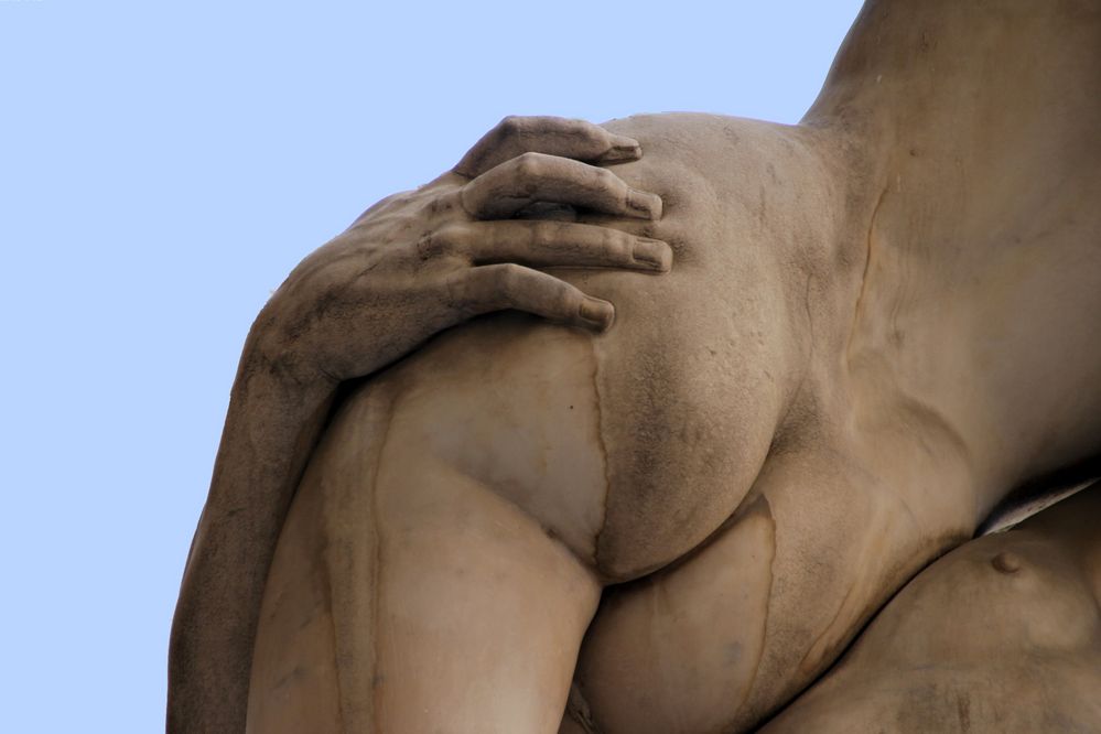 la main aux fesses en sculpture !