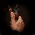 La main du fumeur de pipe 