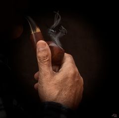 La main du fumeur de pipe 