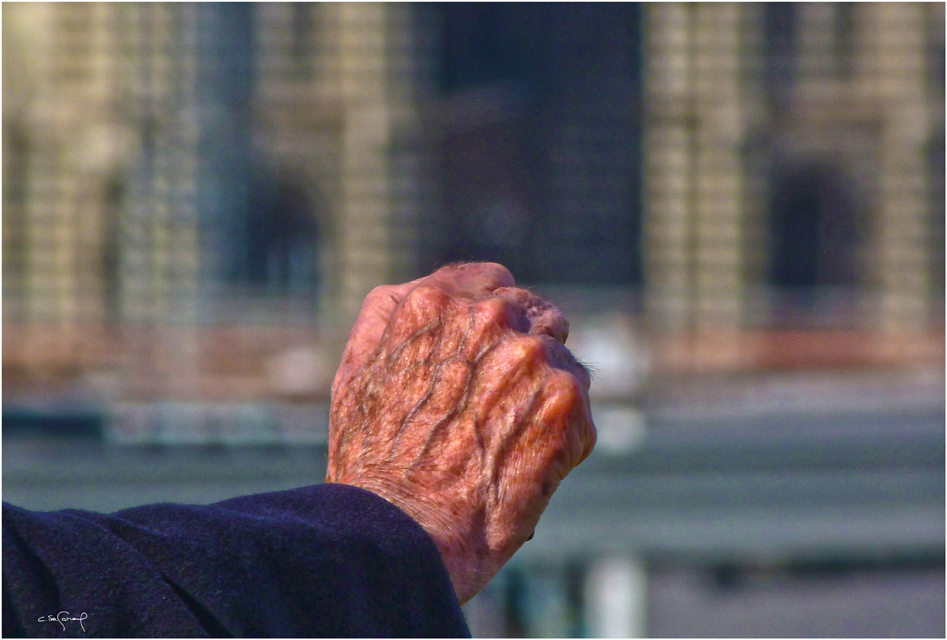 la main, la canne et l'église