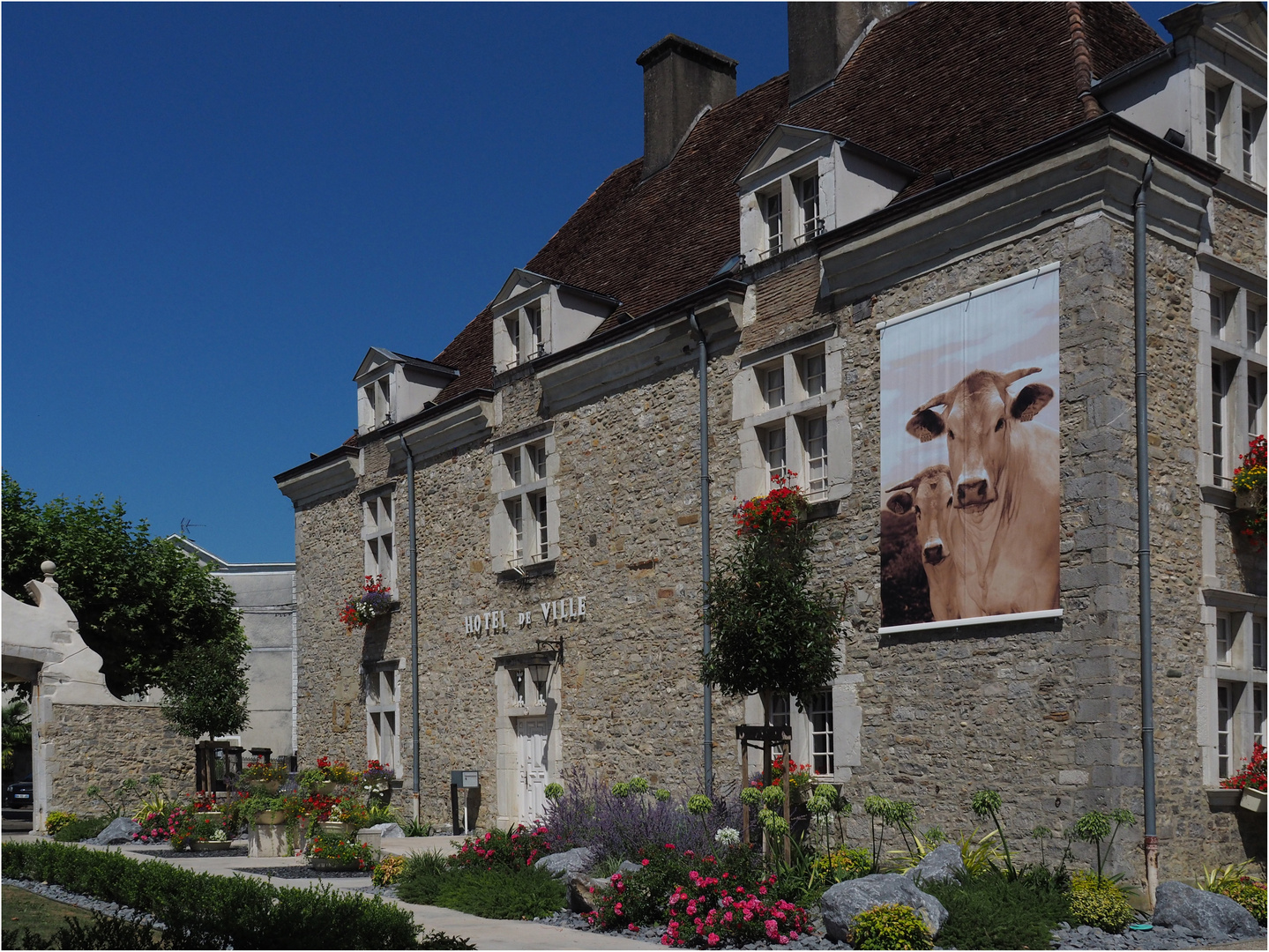 La mairie de Sauveterre-de-Béarn …