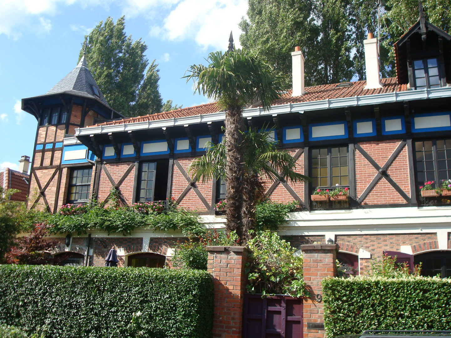 La Maison bleue et son palmier en région parisienne