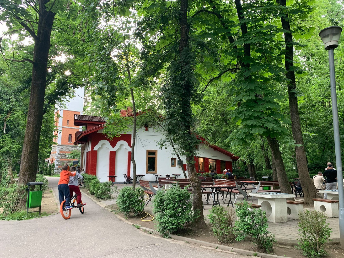 La maison des écrivains à Târgu Jiu, dans central park, en Roumanie