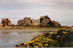 La maison entre les rochers 1, Pointe du Château