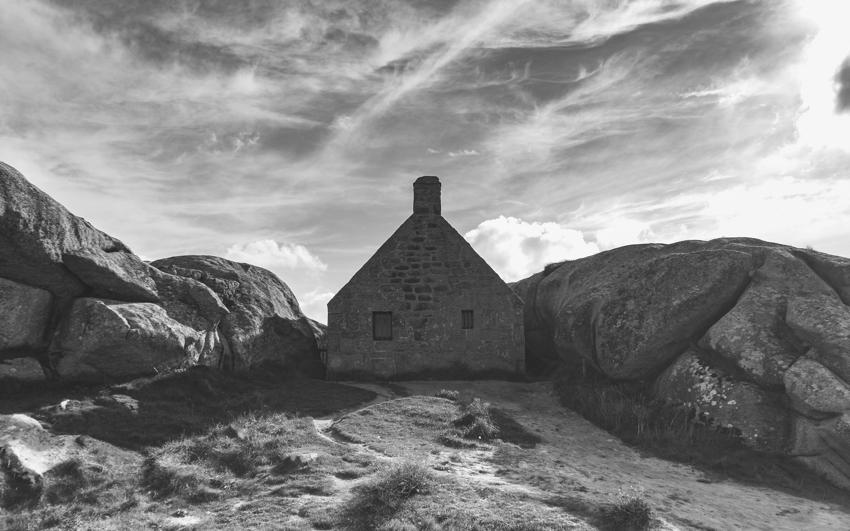 La maison entre les rochers