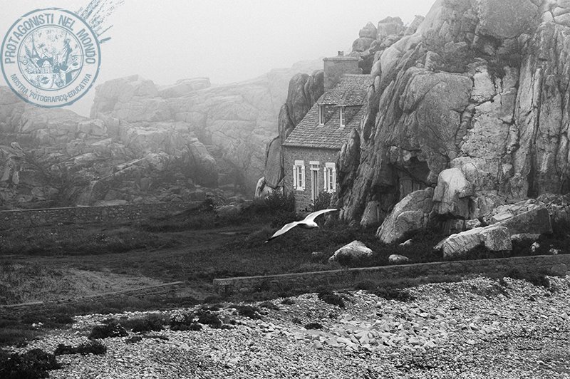 La maison entre les rochers