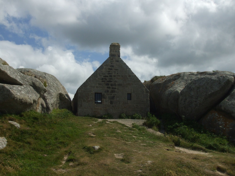 la maison nichée entre les rochers