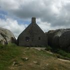 la maison nichée entre les rochers