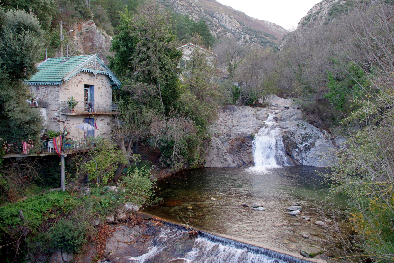 La maison près de la cascade ....