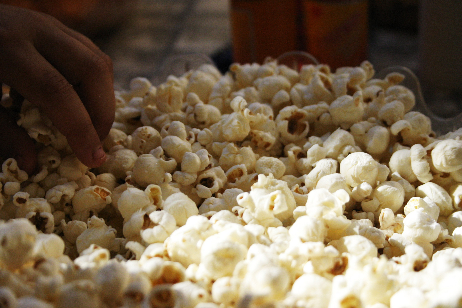 La mano furtiva di un bambino a rubare qualche Pop-corn...