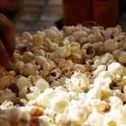 La mano furtiva di un bambino a rubare qualche Pop-corn...