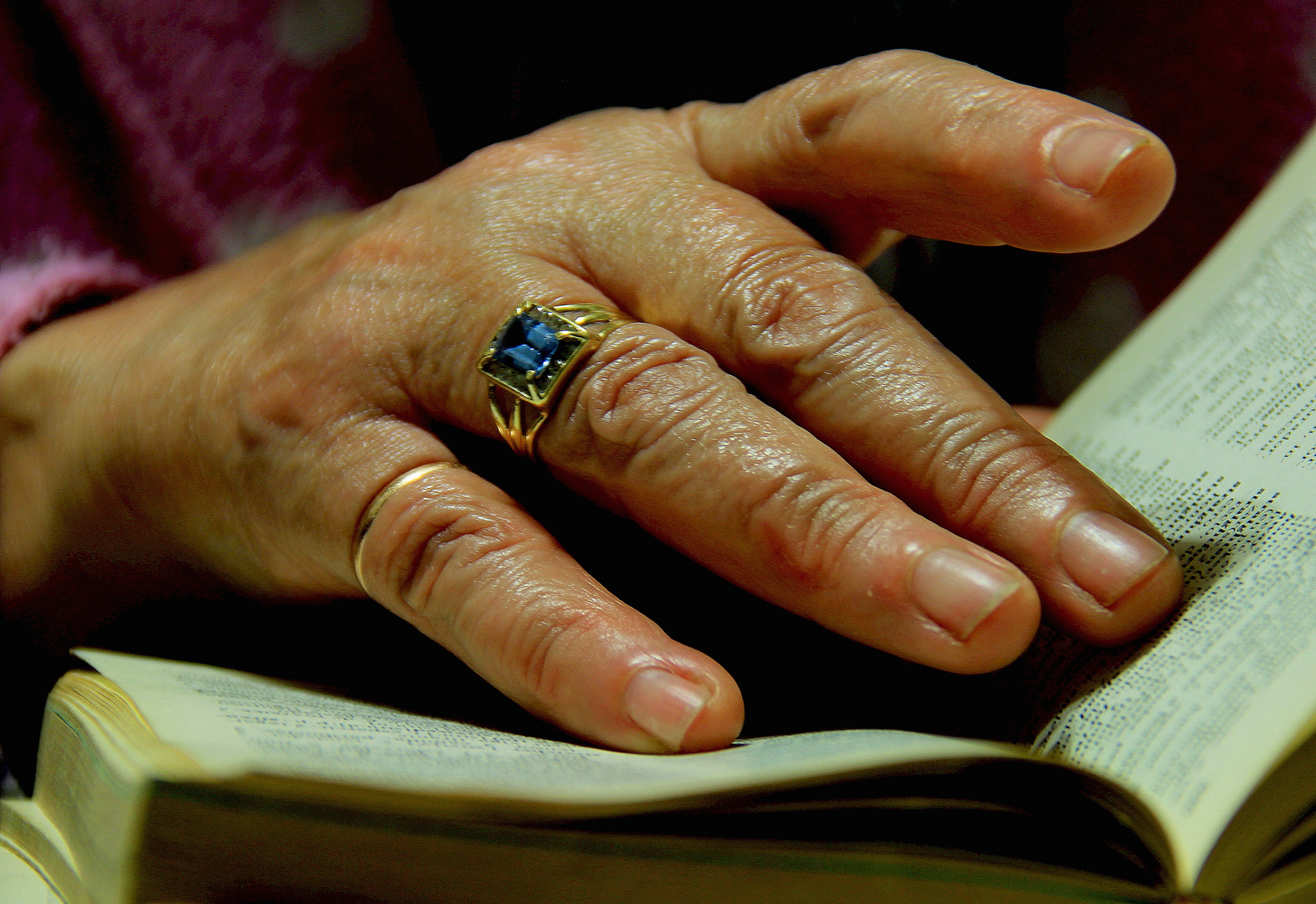 La mano que acaricia un libro