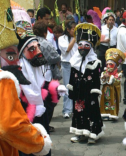 La Mascera chica camina.