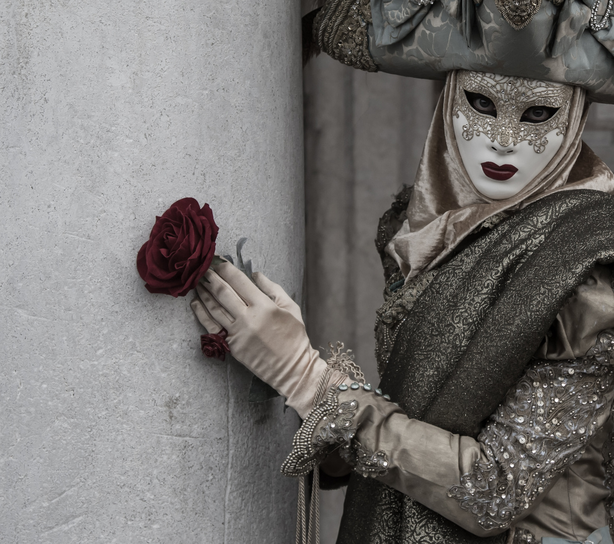 La maschera con la rosa rossa