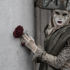 La maschera con la rosa rossa