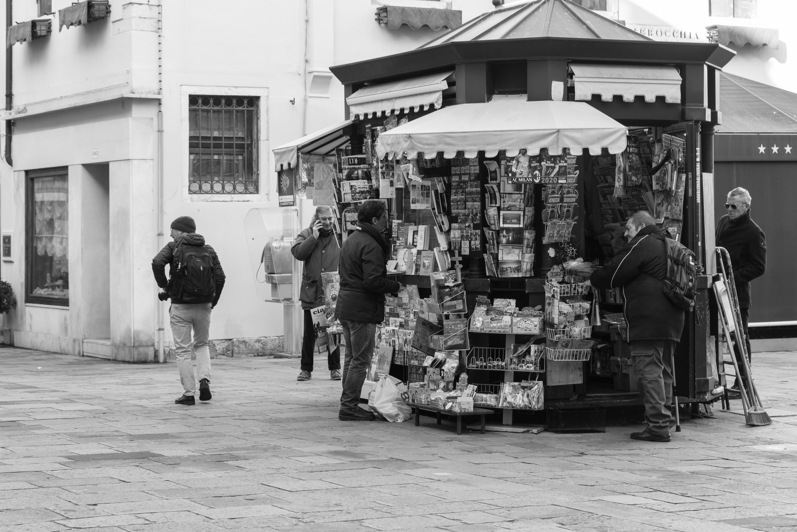 la mattina al chiosco