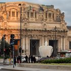 La mela della Stazione Centrale di Milano