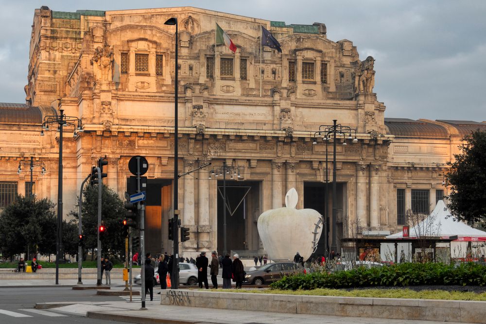 La mela della Stazione Centrale di Milano