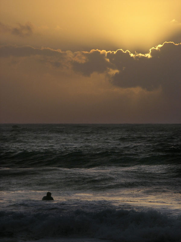 La mer et le surfeur.