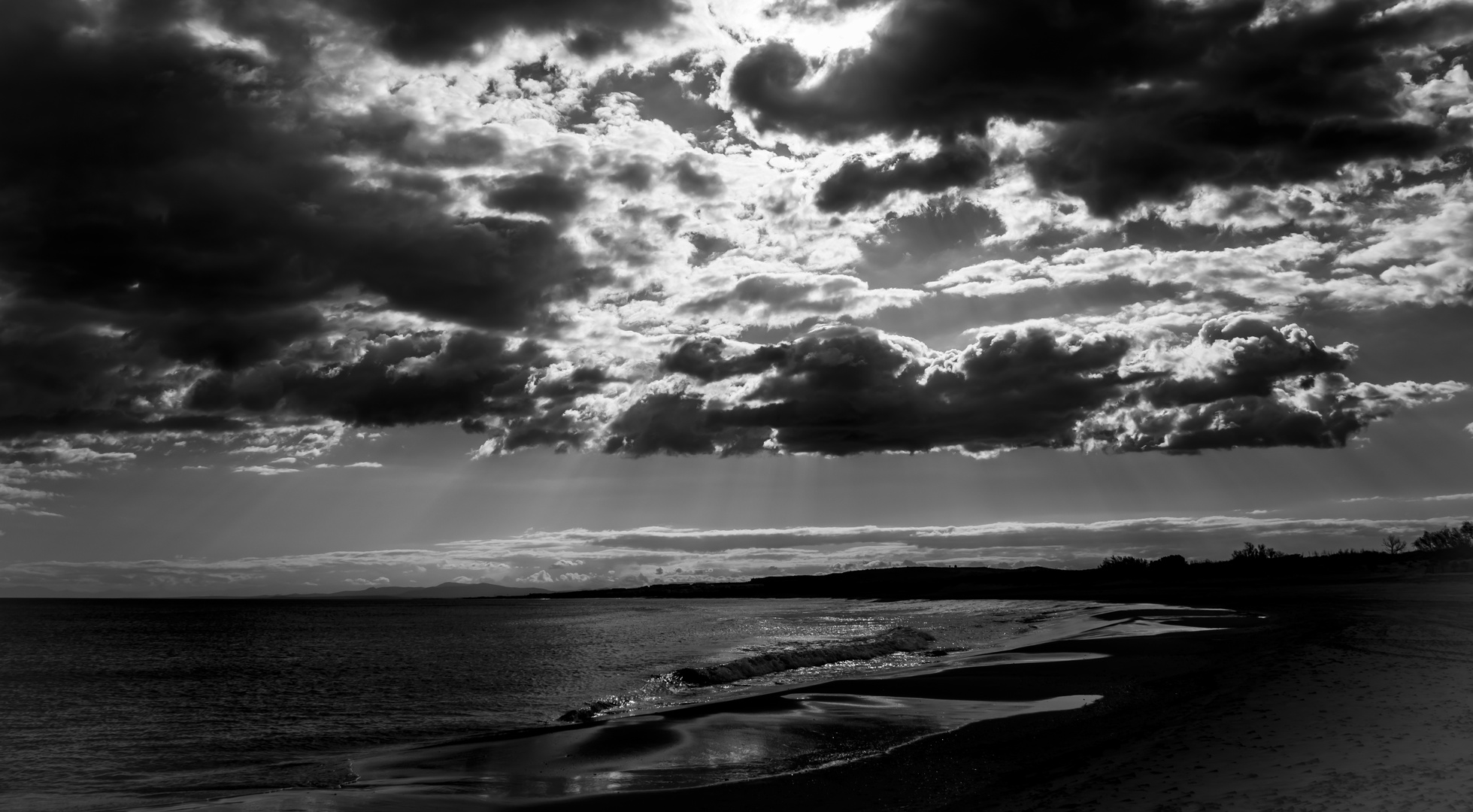 la mer et les nuages en noir et blanc