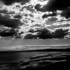 la mer et les nuages en noir et blanc