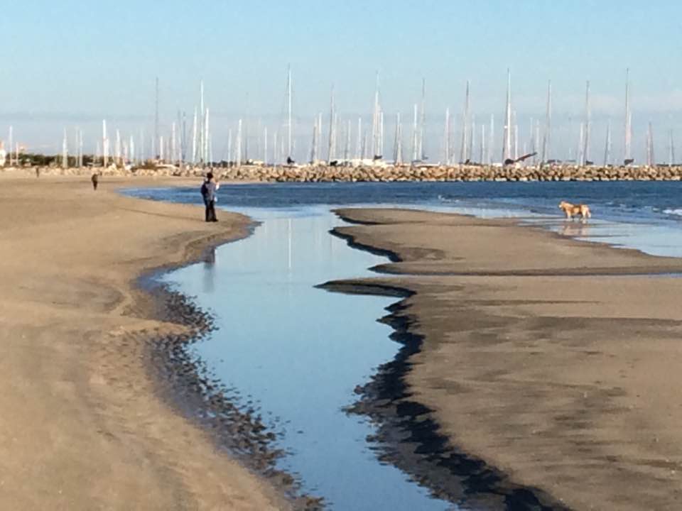 la mer se promène à la grande motte