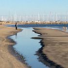 la mer se promène à la grande motte