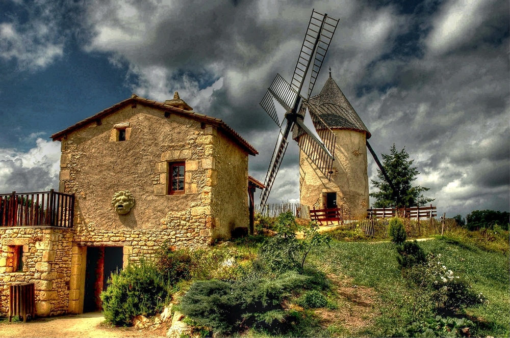 La même photo du moulin en couleur pour vous