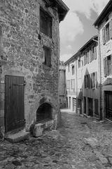 La même rue pavée ,  à la descente 