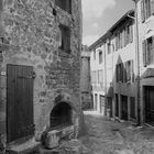 La même rue pavée ,  à la descente 