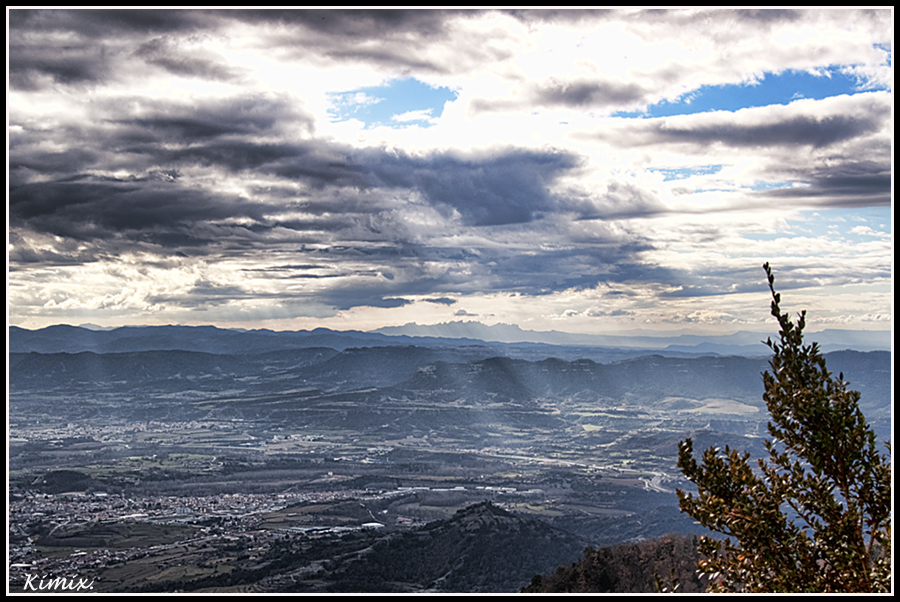 La Mola y Montserrat amenazadas por la tempestad.