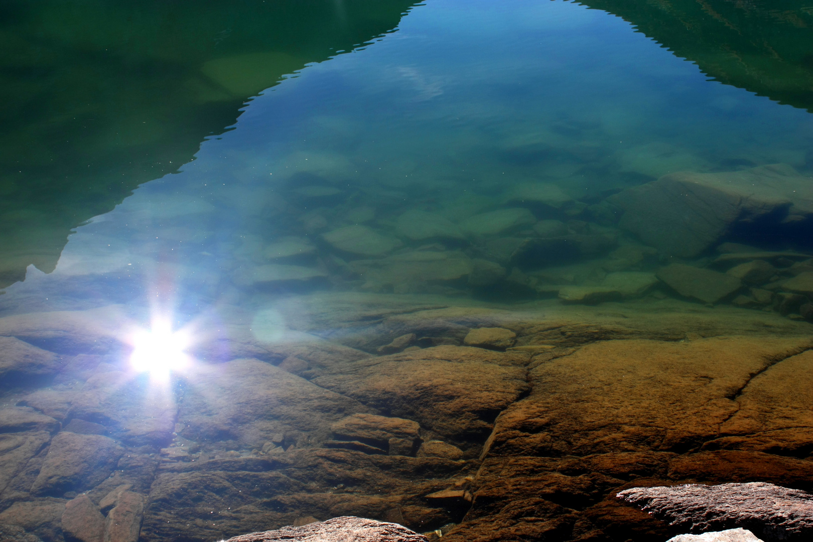 La montagna si rispecchia nel lago