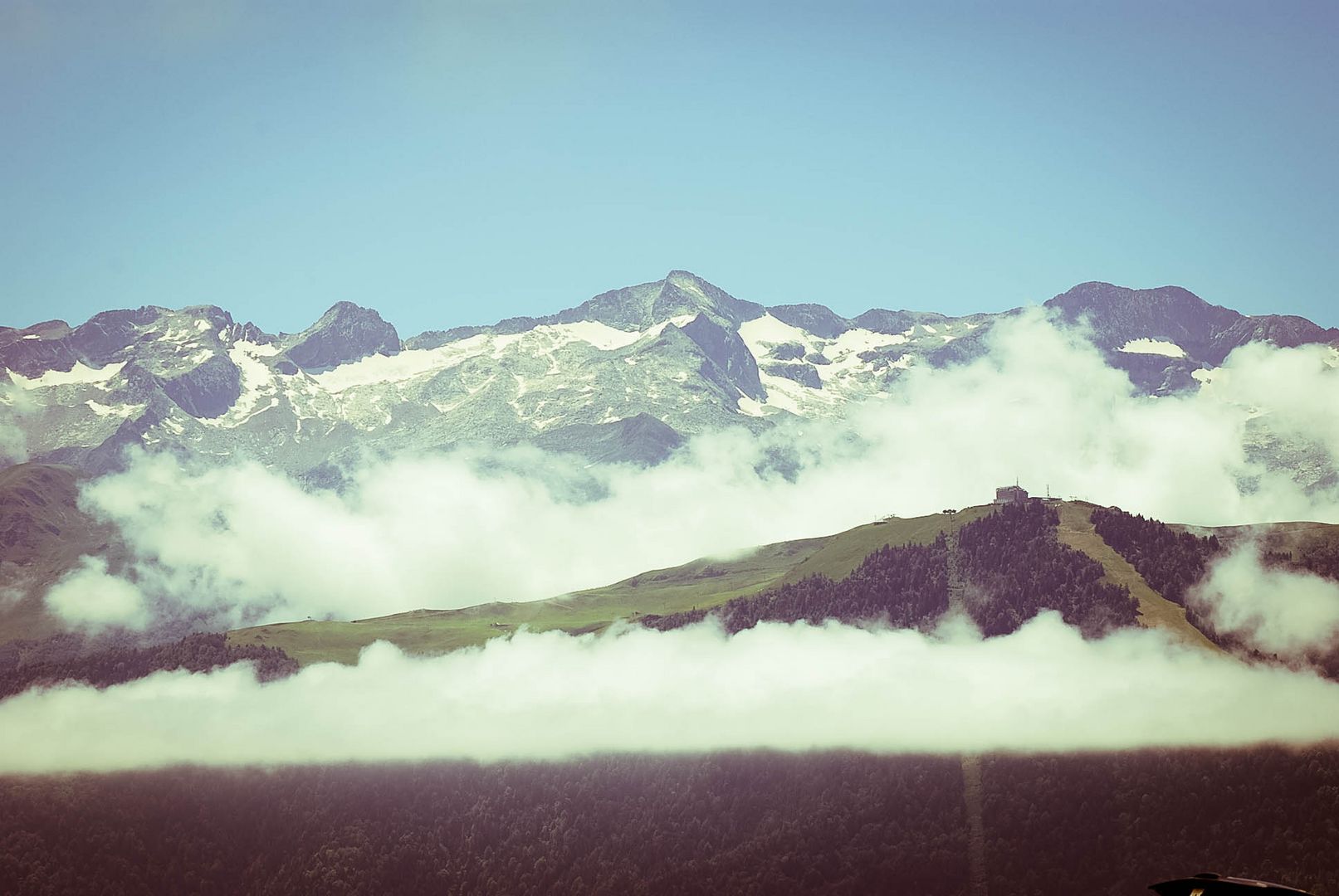 La montagne à travers les nuages