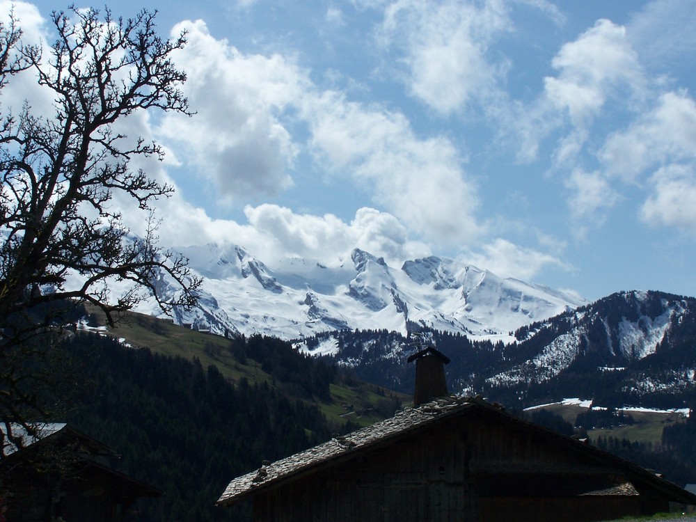 La montagne, des chalets et du ciel bleu. Que demander de mieux?