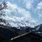 La montagne, des chalets et du ciel bleu. Que demander de mieux?